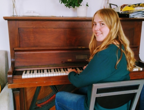 Hel­een geeft pianoles