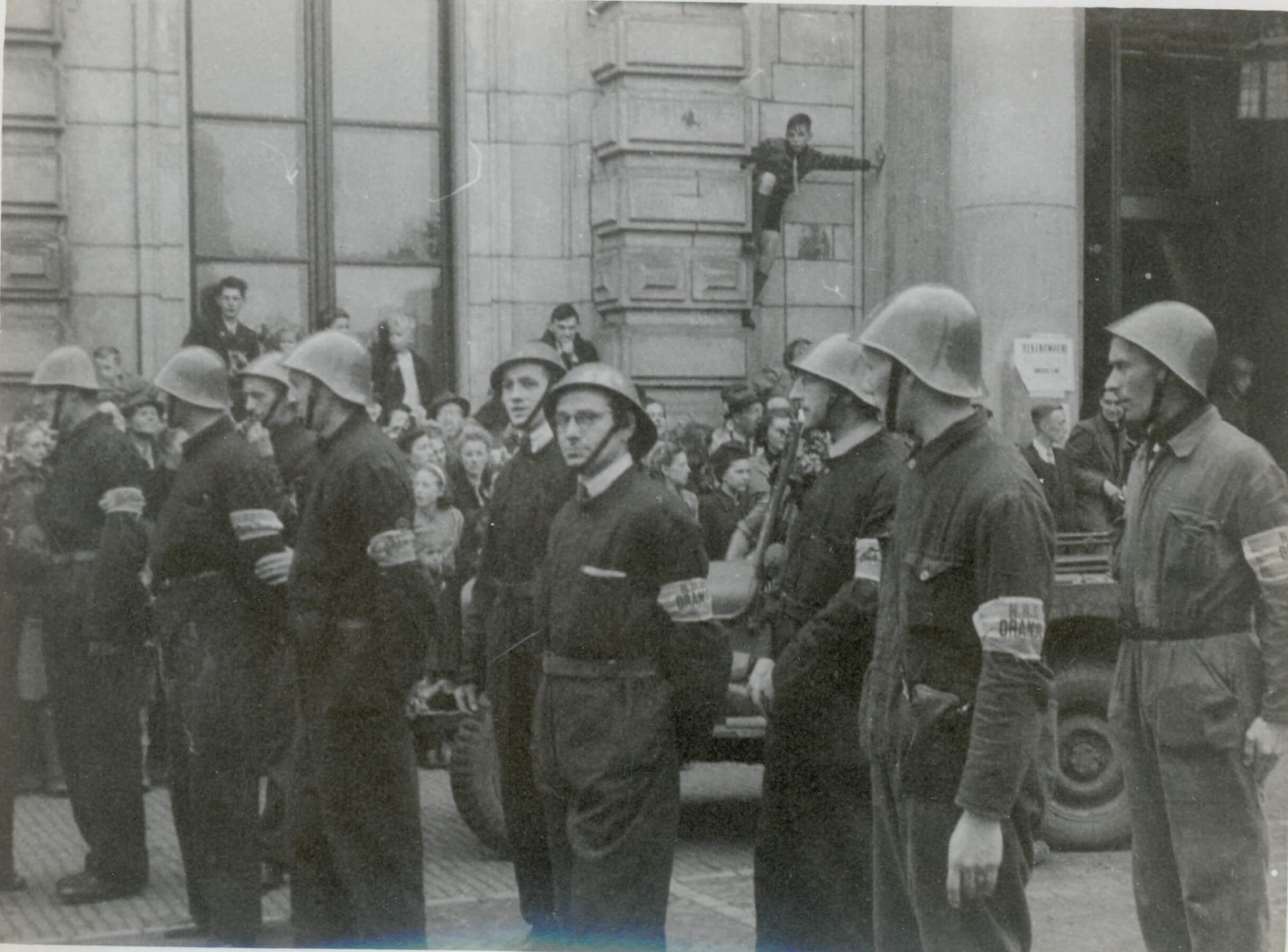 Binnenlandse Strijdkrachten op de Markt bij de officiële ontvangst van de Canadese commandant Bernatchez na de bevrijding aan het eind van de Tweede Wereldoorlog. Op 8 mei 1945. Fotograaf: Pieter de Vries.
